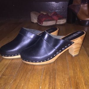 Adorable black and wood heeled clogs!